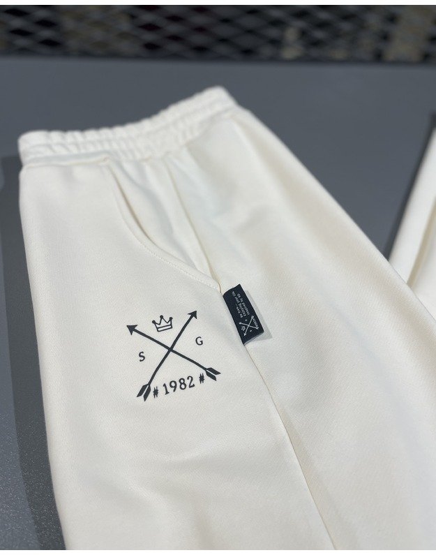 SG "1982" ANTIQUE WHITE plačios kelnės su juodu printu