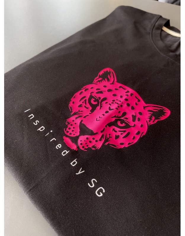 SG "1982" juodi marškinėliai su rožiniu tigru